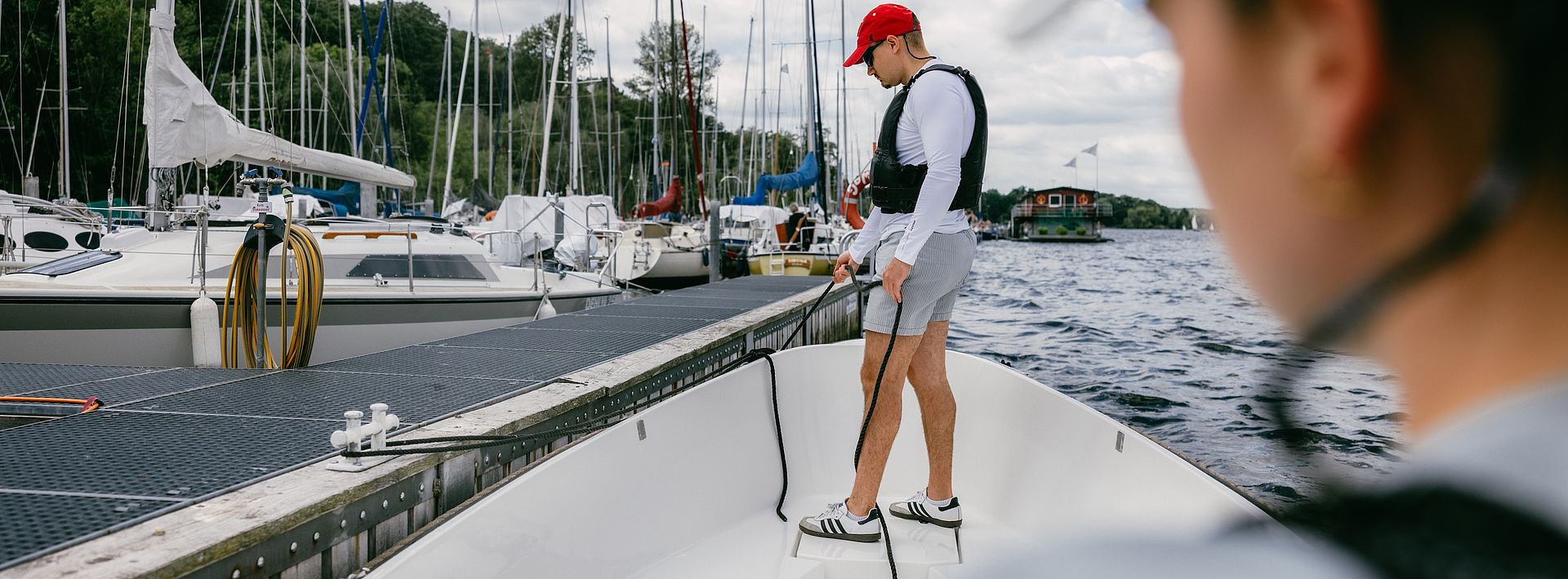 Segelschule Hering Kombination Motor Segeln Anlegen